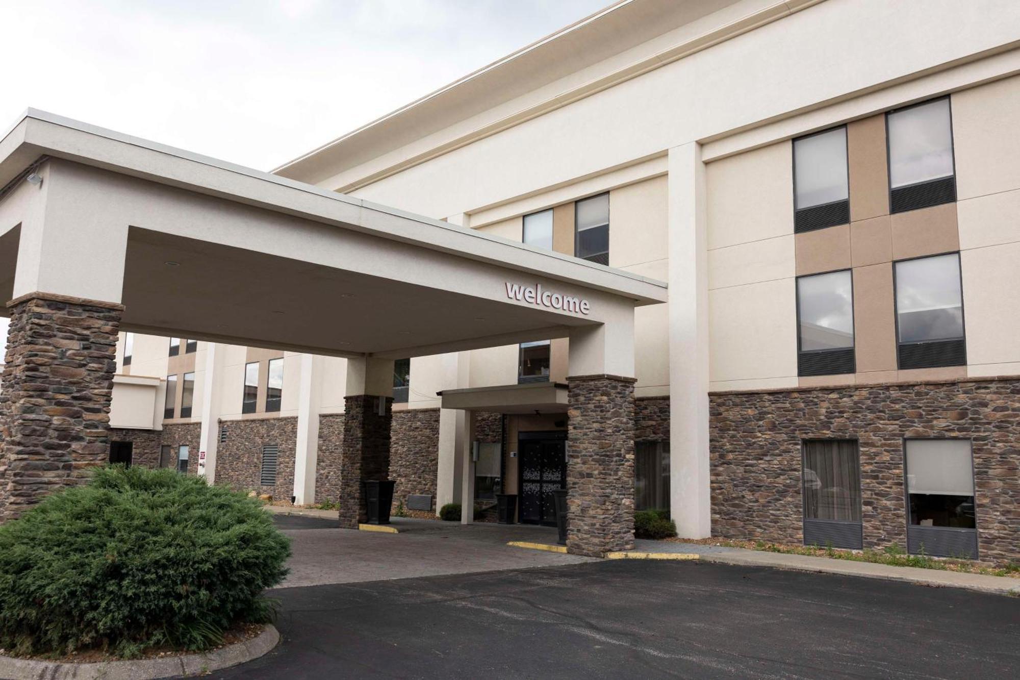 Hampton Inn Kent/Akron Area Bagian luar foto